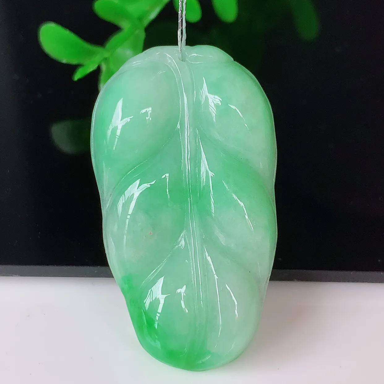 自然光实拍，冰胶飘绿叶子翡翠吊坠 ，种水足，色泽清新，工艺精湛，叶子寓意美好；金枝玉叶，事业有成。#