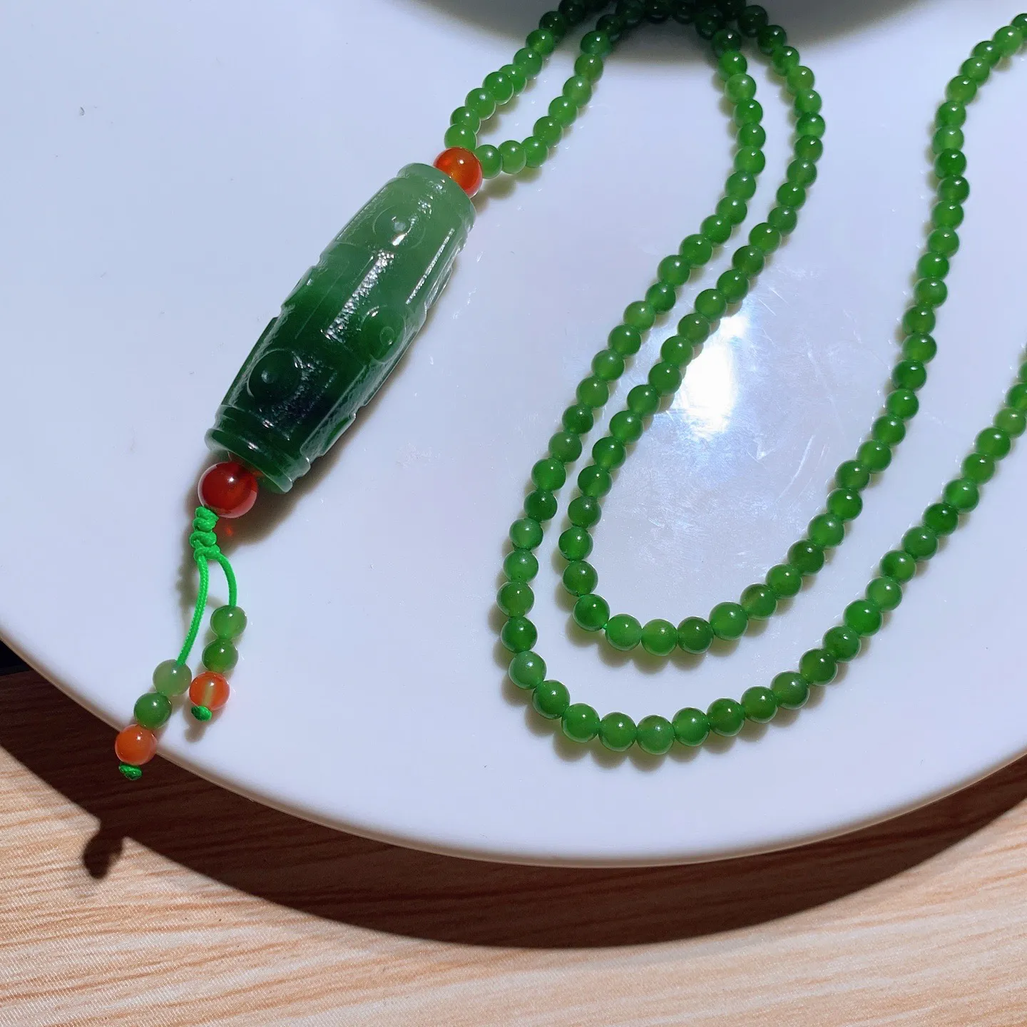 和田玉白加菠菜绿俄罗斯碧玉九眼天珠项挂件 尺寸41/14链子尺寸4重30克，玉质细腻油润 底色纯净 