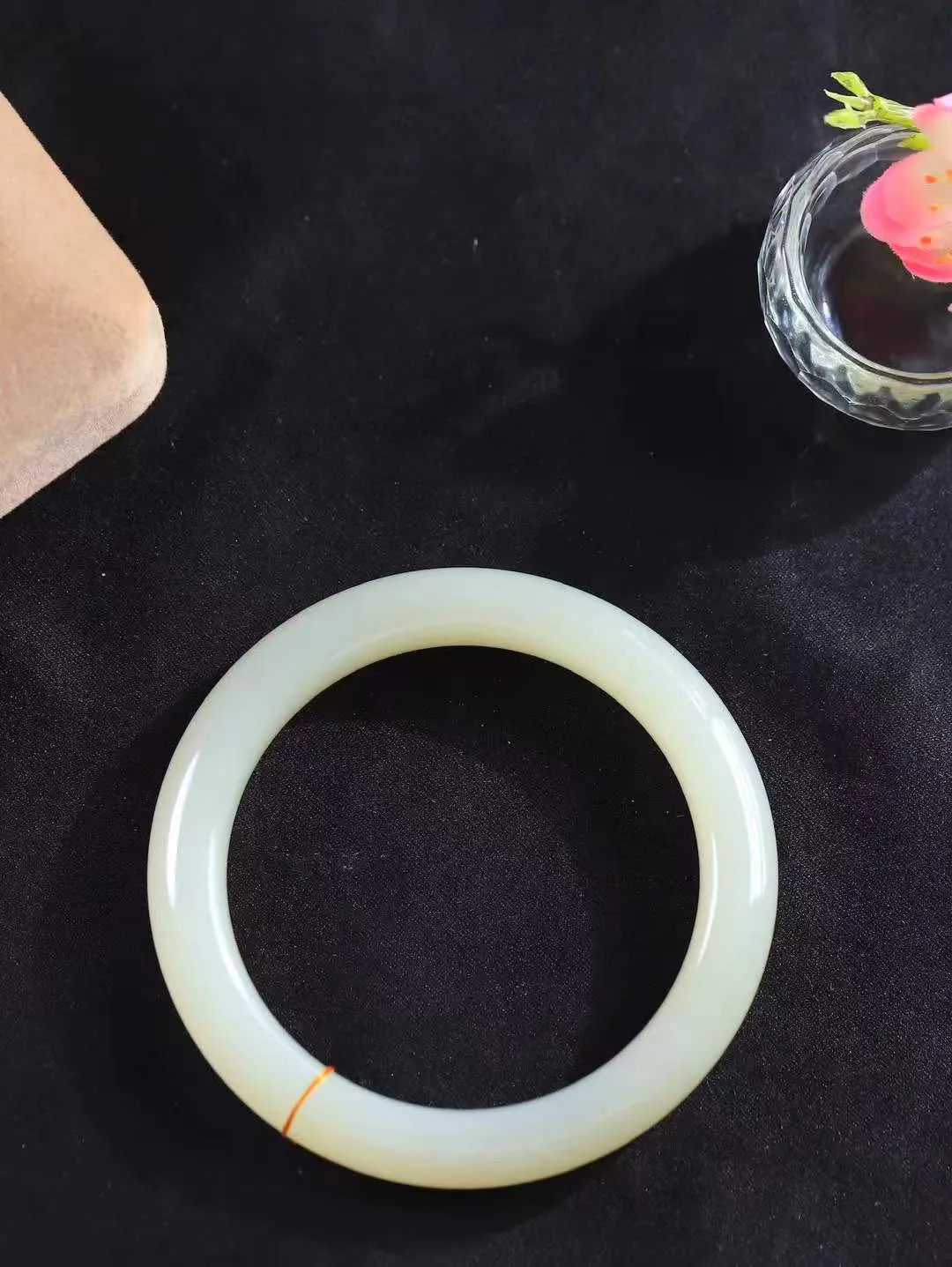 【腕间柔情.手镯】   

精品️和田玉手镯 玉质温润细腻 油性十足 古朴秀雅 轻抚岁月的栏杆软香温玉，腕间玉镯轻轻晃动，令人情动心间，撷一缕月末的芬芳，把心思铺陈，时光静美，惟有你最温柔。重57克   尺寸58.5-11.8-10mm  36701026L