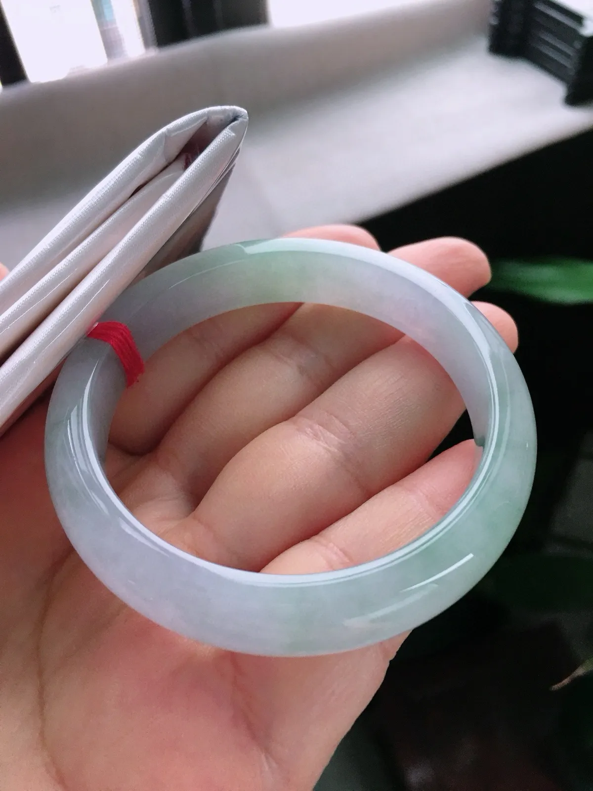 圈口55.2，正圈手镯，玉质冰润，色泽清新，尺寸55.2-12.1-7.2mm