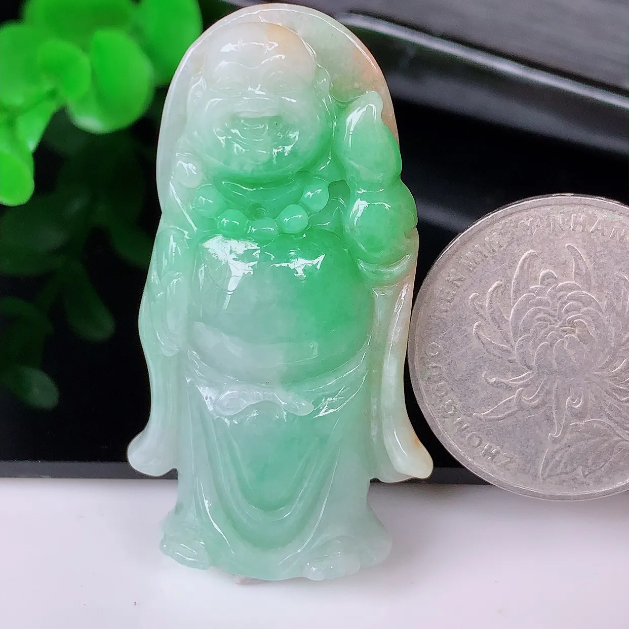 自然光实拍，冰润黄加绿逍遥佛翡翠吊坠，代代有钱，水足丰盈，盈满欢喜，配戴送礼佳品！#87.10