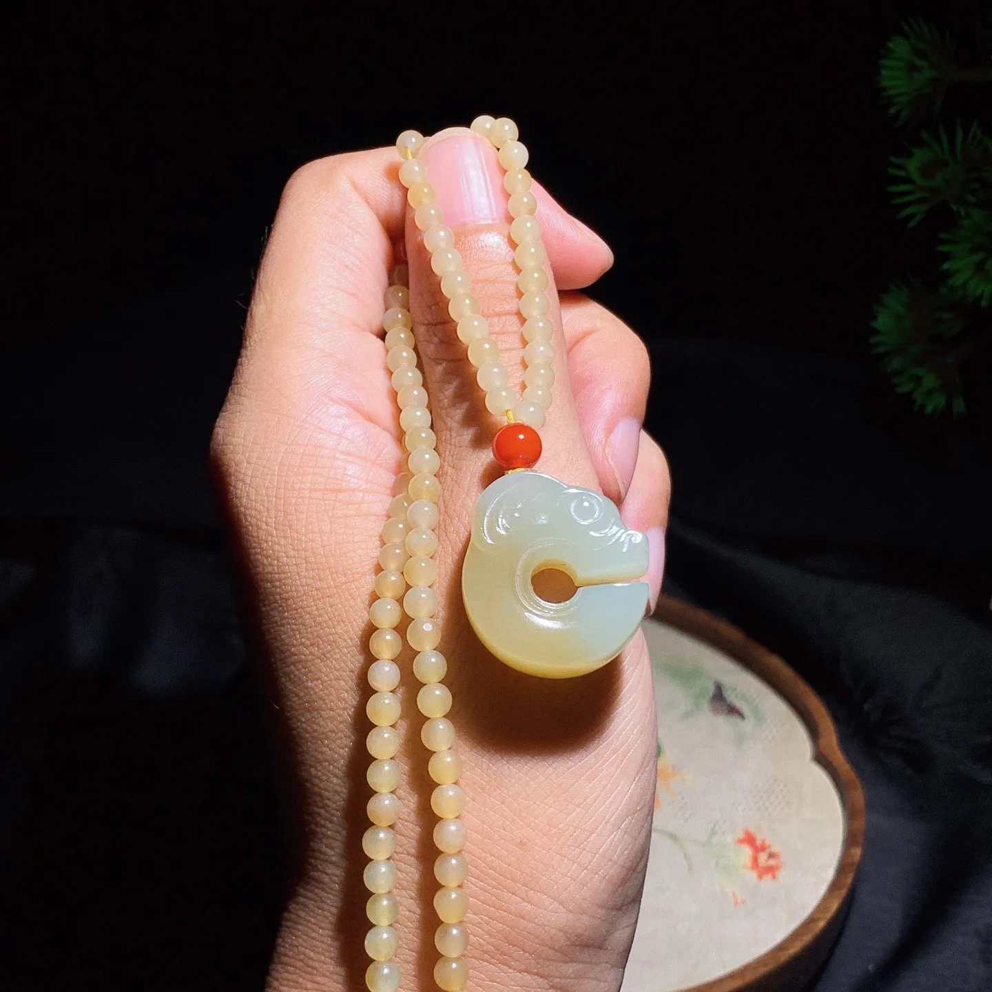 新疆且末糖蜜糖玉猪龙挂件。尺寸23/8链子尺寸4重24克，玉质细腻油润 底色纯净 脂粉好，品质好！lt250707