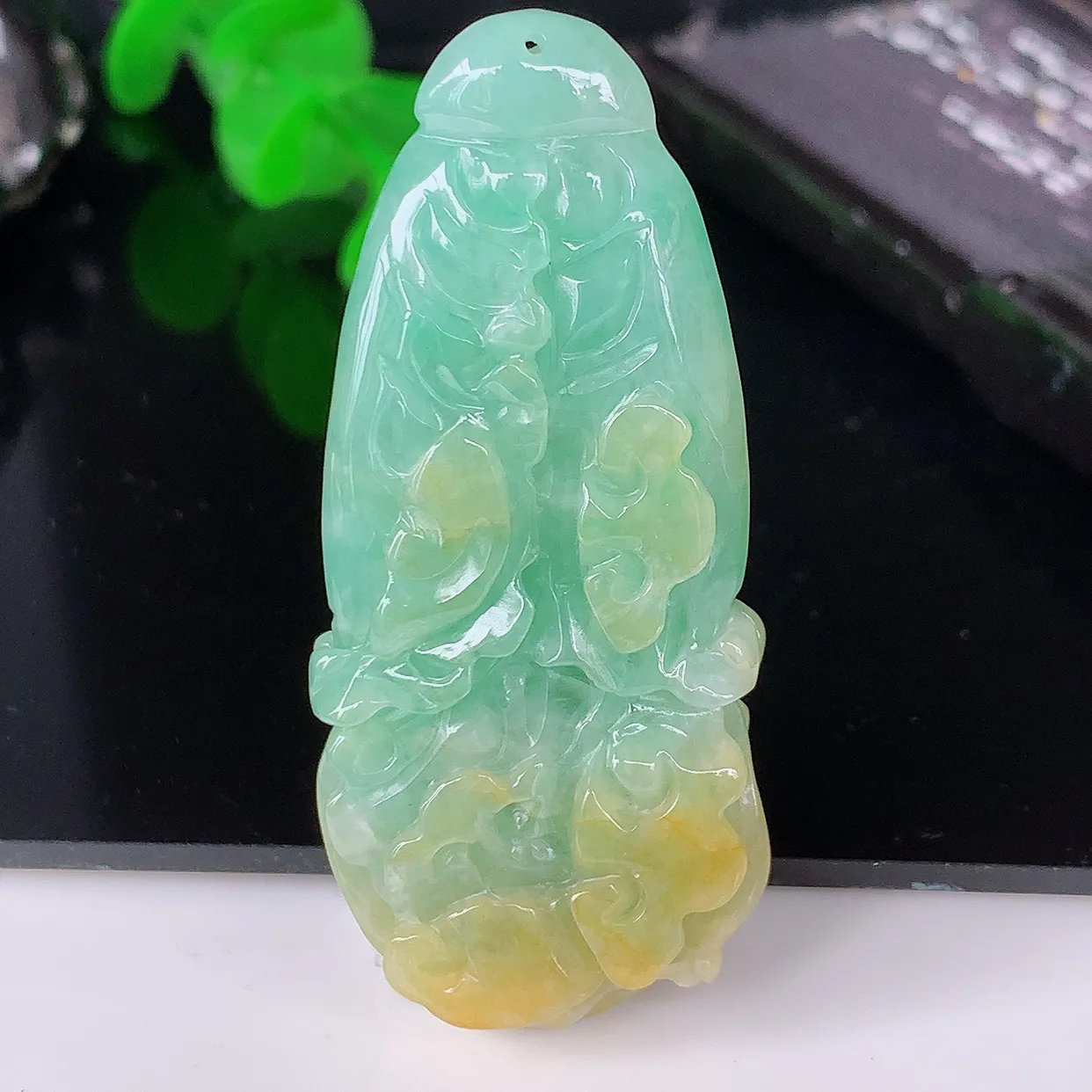自然光实拍，冰润黄加绿招百财翡翠白菜吊坠，百财聚来，财源滚滚，色泽鲜艳，精工水润的白菜，性价比高！#85.10