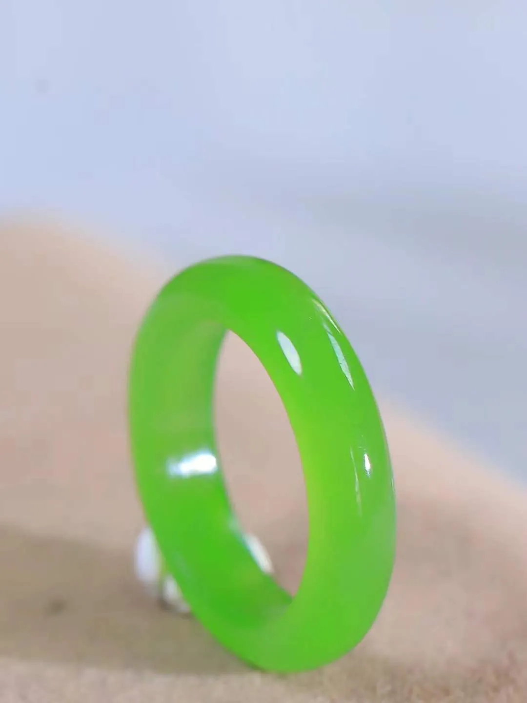 【玉见倾心.戒指】

精品和田玉碧玉苹果绿戒指 玉质细腻温润，油性十足。几经花落去，无可奈流年。如果我是一株小菊花，那一定会开在你必经的路旁，努力绽放最美的花蕾，只为等待你惊鸿一瞥的温柔。重2.7克 尺寸17-5-3.5mm 78701066T