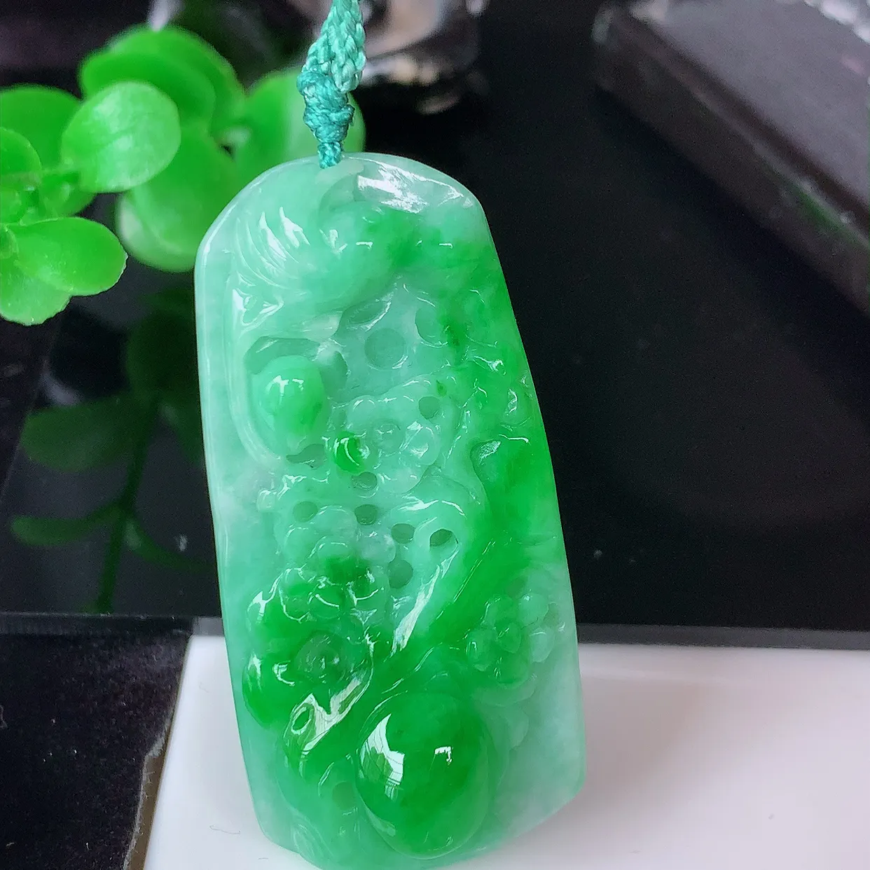 自然光实拍，冰润飘阳绿喜上眉梢翡翠吊坠，种老水足，雕工精湛 ，寓意美好，佩戴时尚出众！#57.10