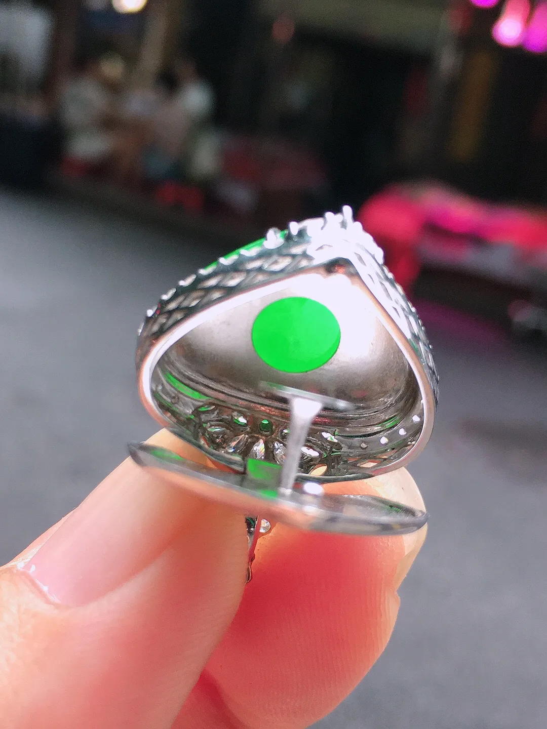 阳绿️吊坠，色泽均匀艳丽，玉质细腻，荧光感超
强，饱满圆润，气质满满。18k
金豪华镶嵌