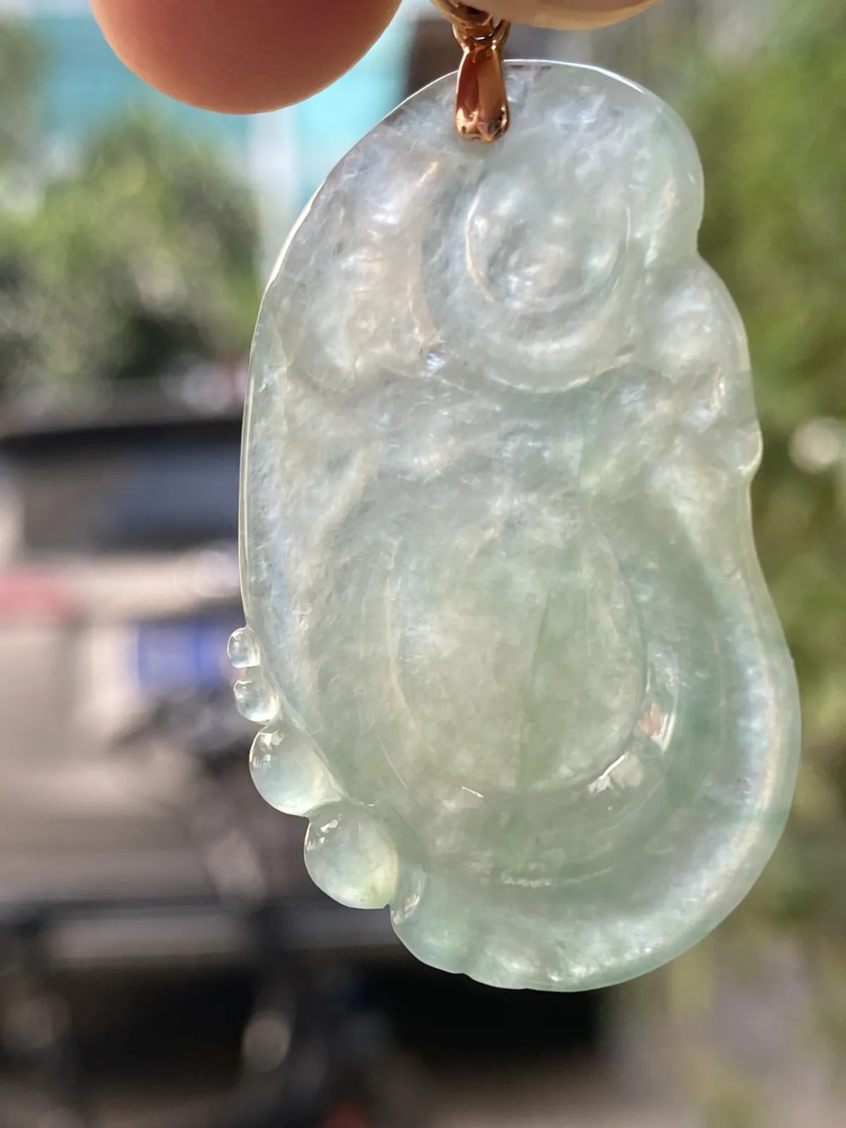 推荐【冰种双彩佛公】石头41.2无纹裂，透光可见晶体反射光，水润冰透，起光，带黄翡飘绿丝，种水很好，特色双彩，超值～～