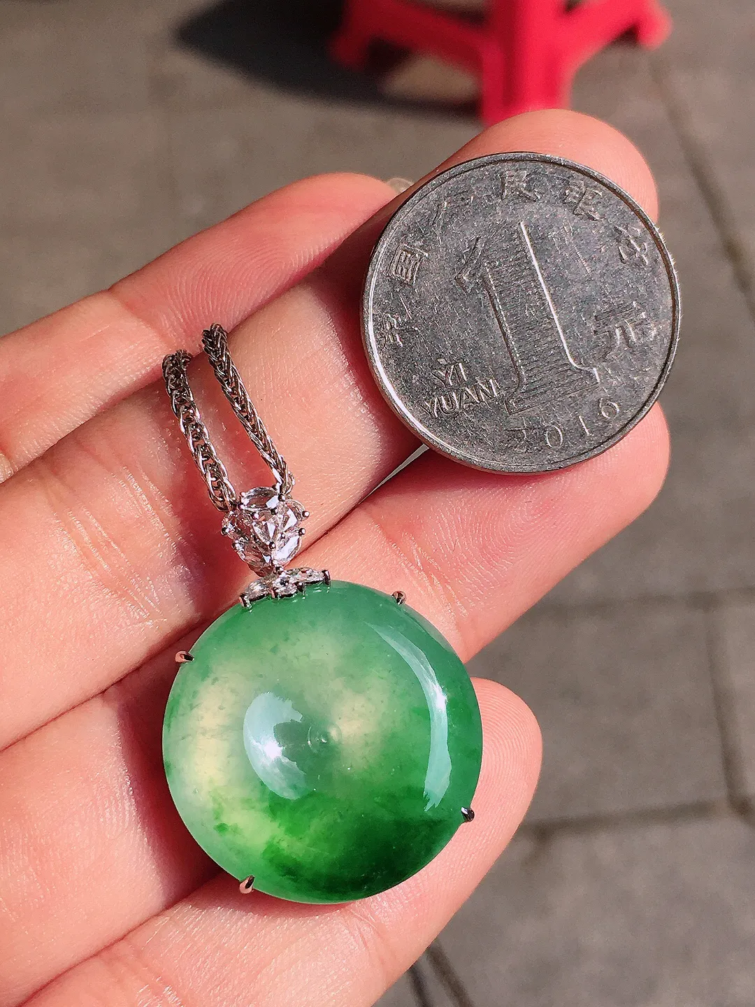 飘绿平安扣吊坠，色泽艳丽，玉质细腻，饱满圆润，气质满满。18k
金豪华镶嵌