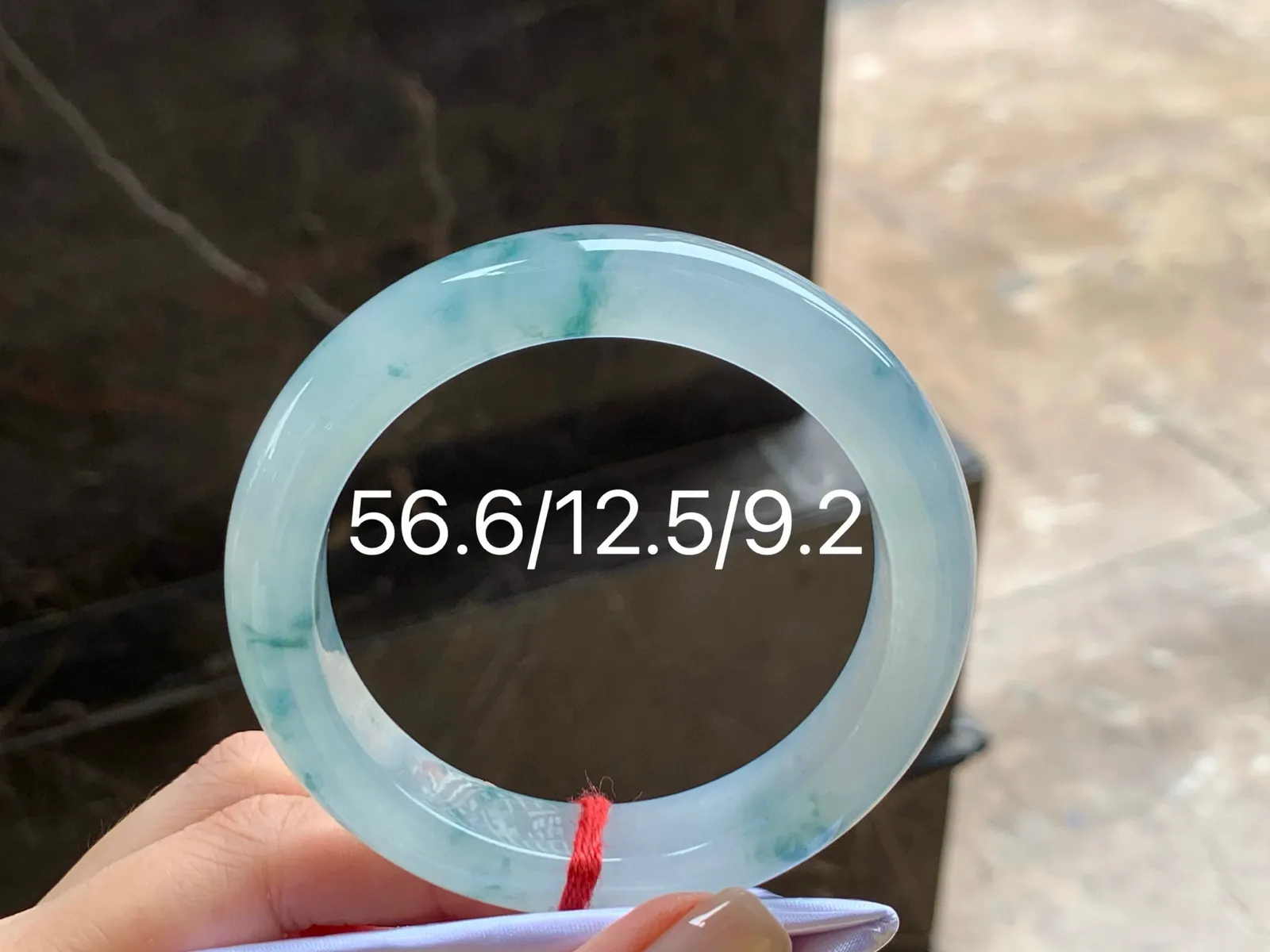 冰飘花手镯
种好水润 56.6/12.5/9.2mm