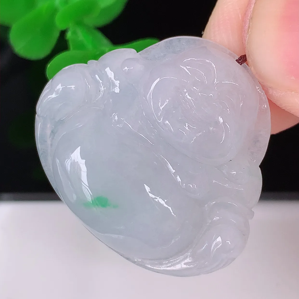 自然光实拍，冰润飘绿佛公吊坠，翡翠开心笑佛，种老水足，颜色漂亮，立体饱满圆润，佩戴效果赞#57.10
