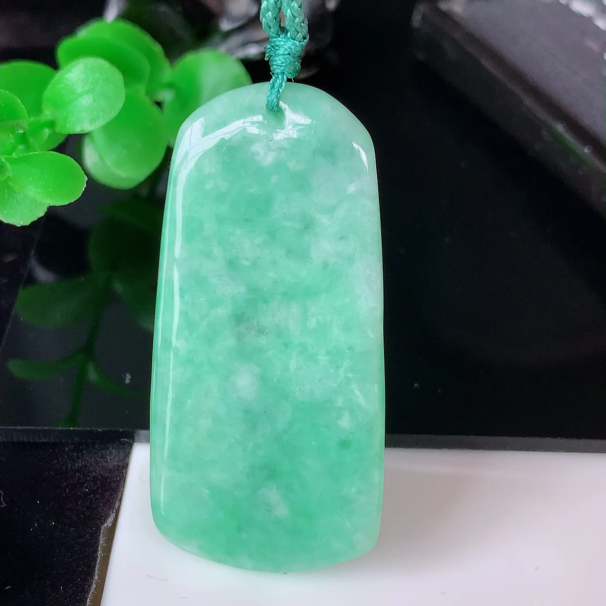 自然光实拍，冰润飘阳绿喜上眉梢翡翠吊坠，种老水足，雕工精湛 ，寓意美好，佩戴时尚出众！#57.10