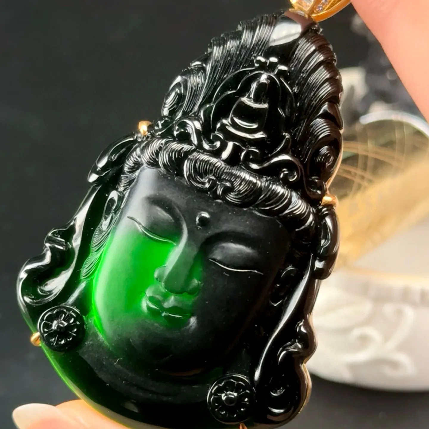 精品18k墨翠观音 种好色正 黑度极好 打灯通透 油性十足 尺寸65.8