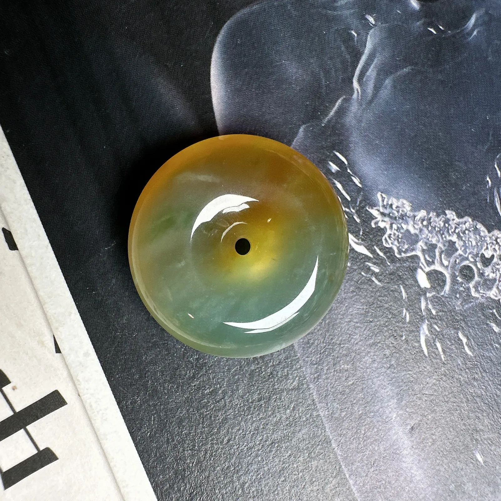 【鸡油黄】油润度冰度十足的平安扣，厚度比例好，底子很细润，特色件，难得一见。