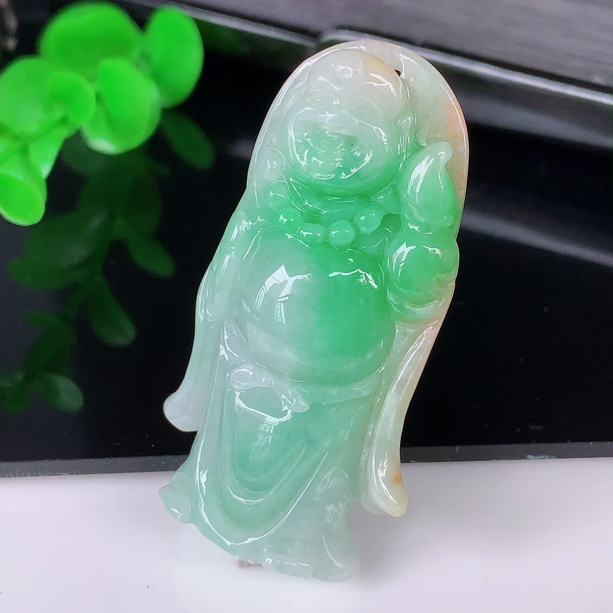自然光实拍，冰润黄加绿逍遥佛翡翠吊坠，代代有钱，水足丰盈，盈满欢喜，配戴送礼佳品！#87.10