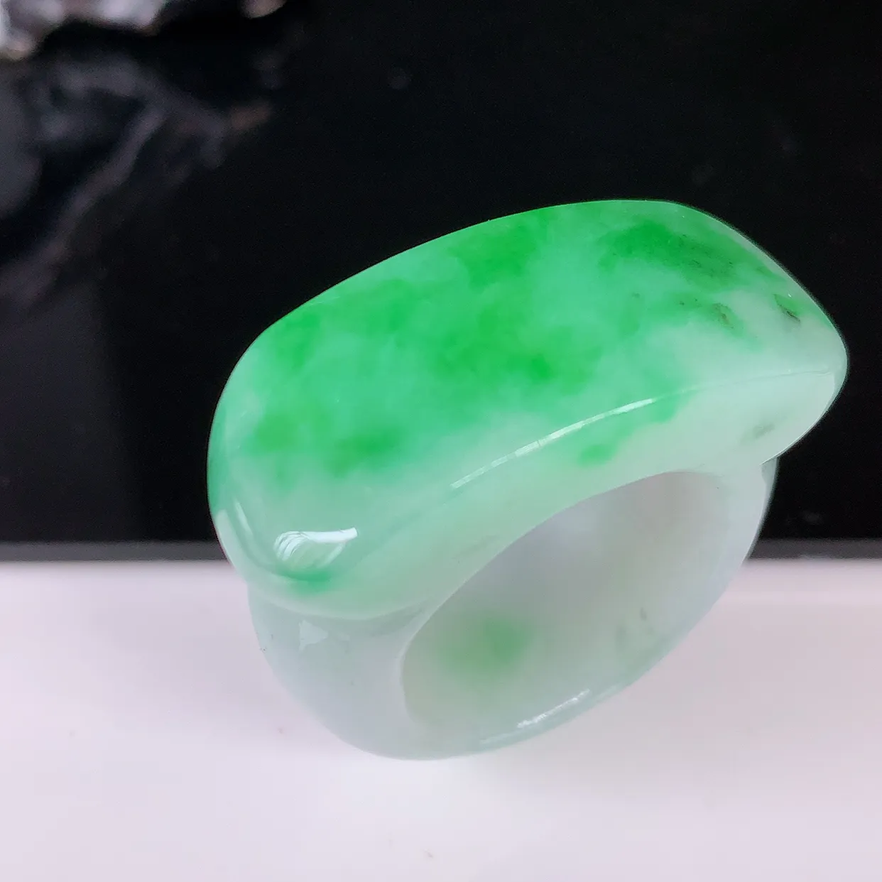 自然光实拍，20.6mm内径飘绿翡翠扳指，冰润指环，玉扳指，财源滚滚，玉质细腻起胶，24圈口，种水好！#3.10