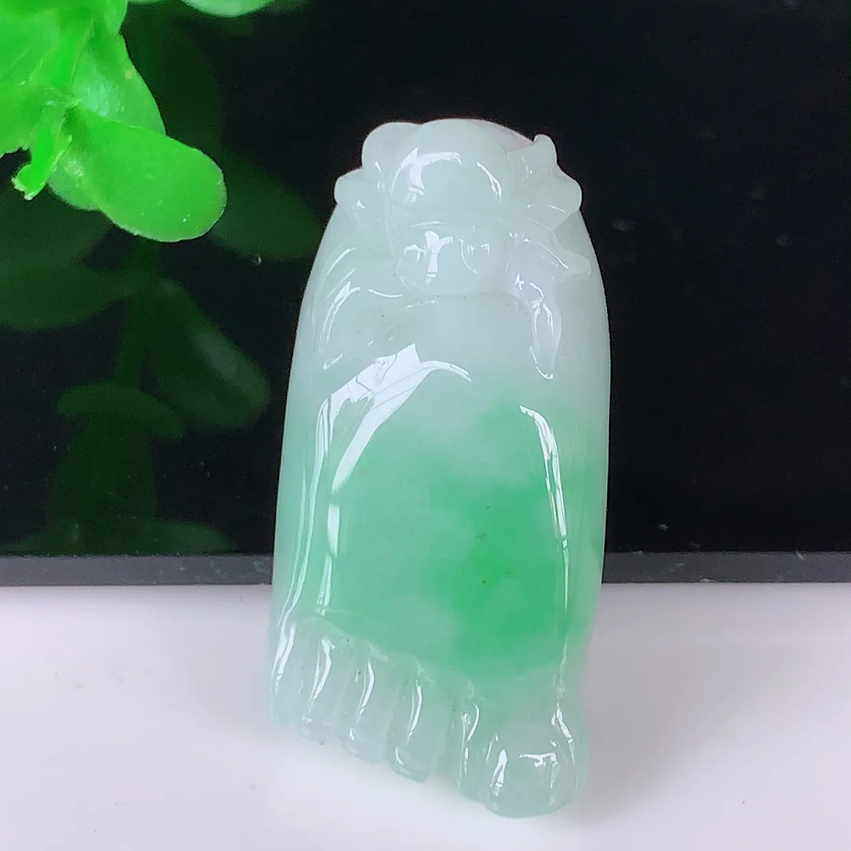 自然光实拍，冰润飘绿翡翠知足常乐吊坠，种老水足，雕工精湛 ，寓意美好，佩戴时尚出众！#87.10