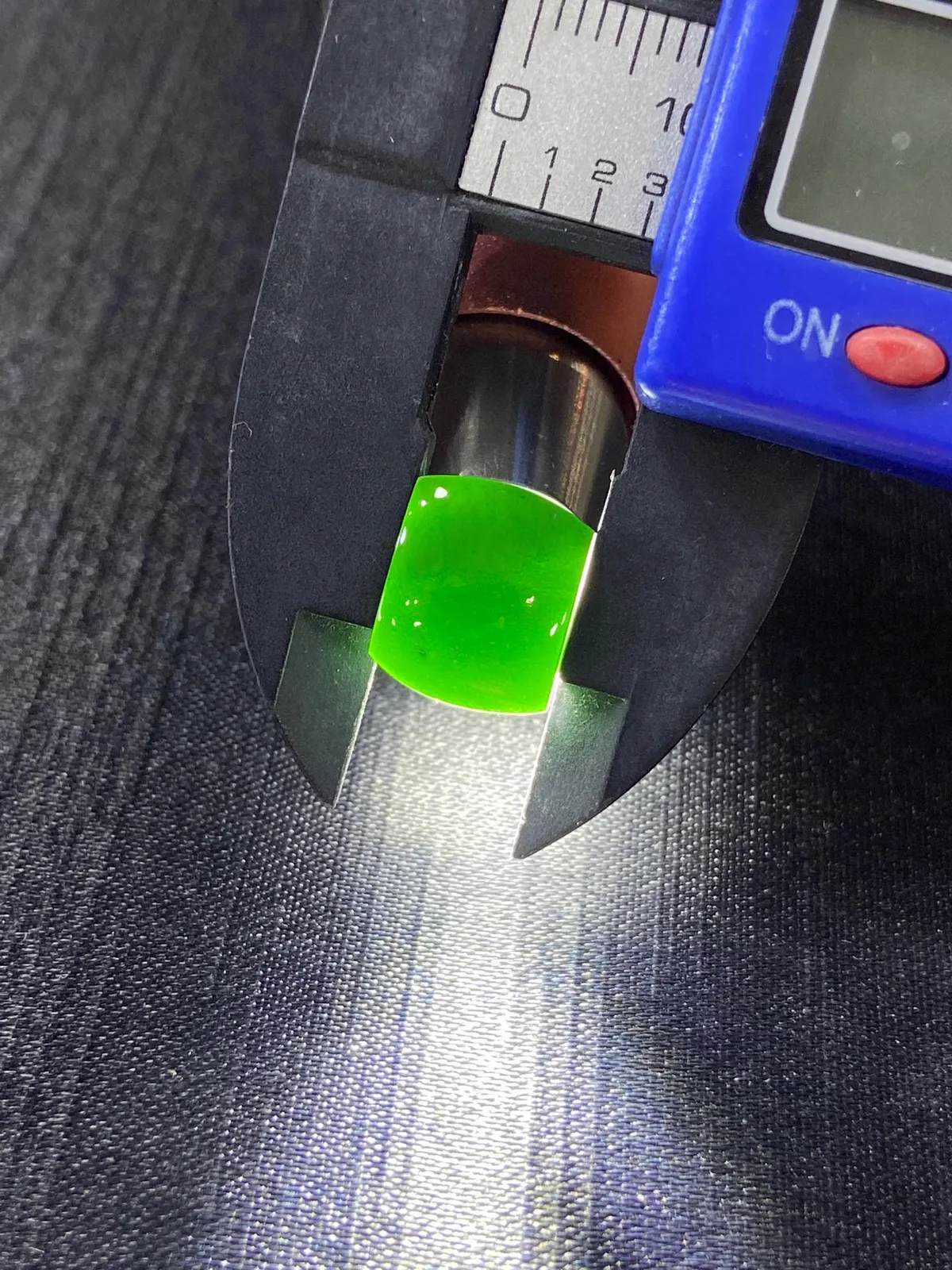 【墨翠裸石】
黑度好 灯打通透  品相饱满大气 尺寸11