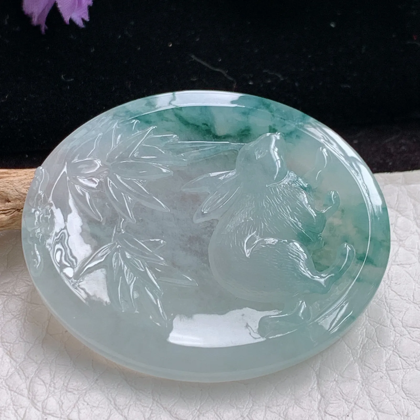 kjt实拍47.2*40*5老坑精雕冰胶飘花翡翠生肖兔 兔子玉吊坠