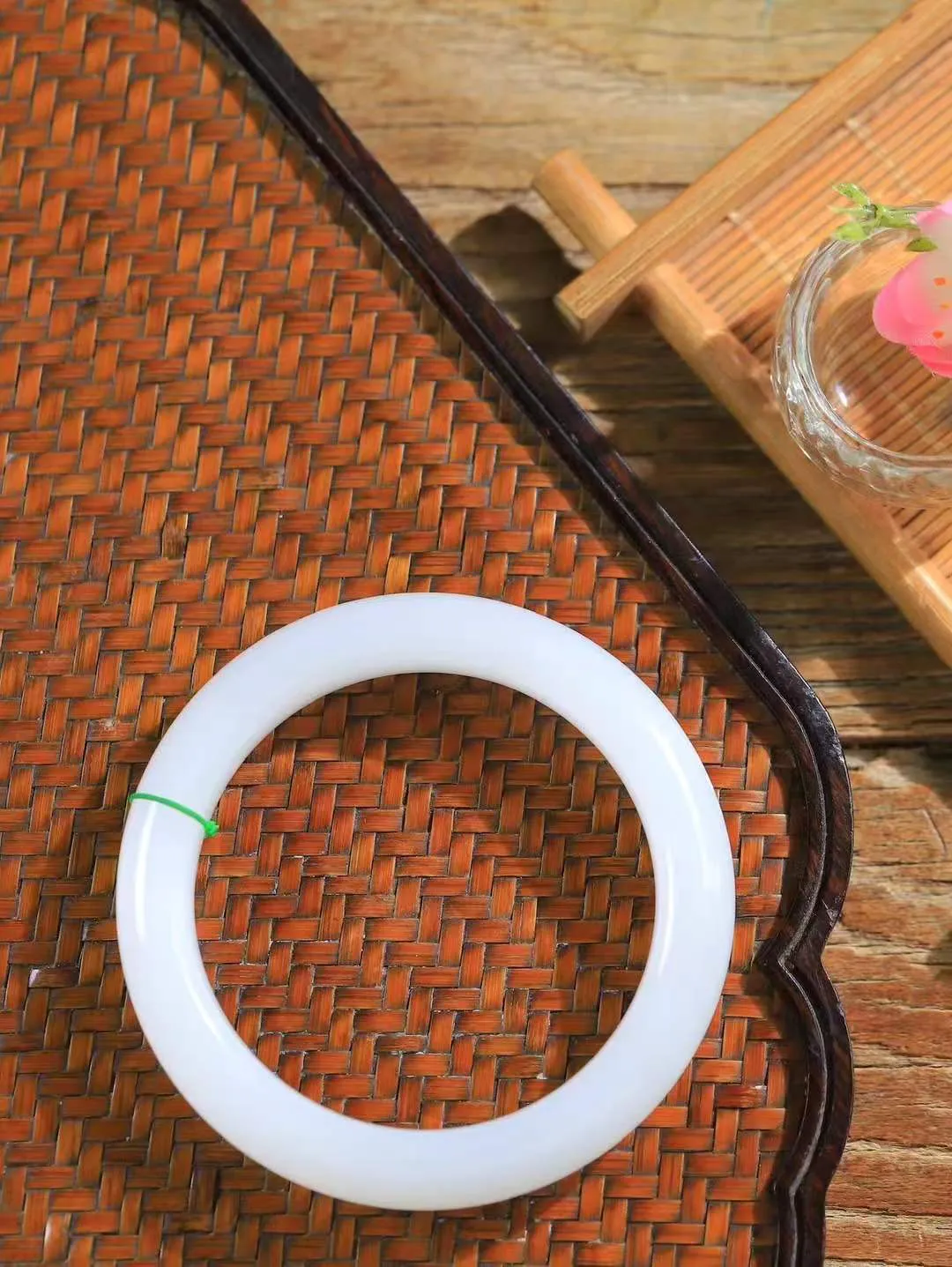 （柔情似水.手镯）

精品和田玉白玉手镯，玉质温润细腻，镯型饱满圆润，优雅知性，姽婳于幽静兮，又婆娑乎人间，经典款型，古朴典雅。极具灵性，腕间风情，风姿卓越。 
重64.4克   尺寸58.1-12.6-10mm    FDL-36701026