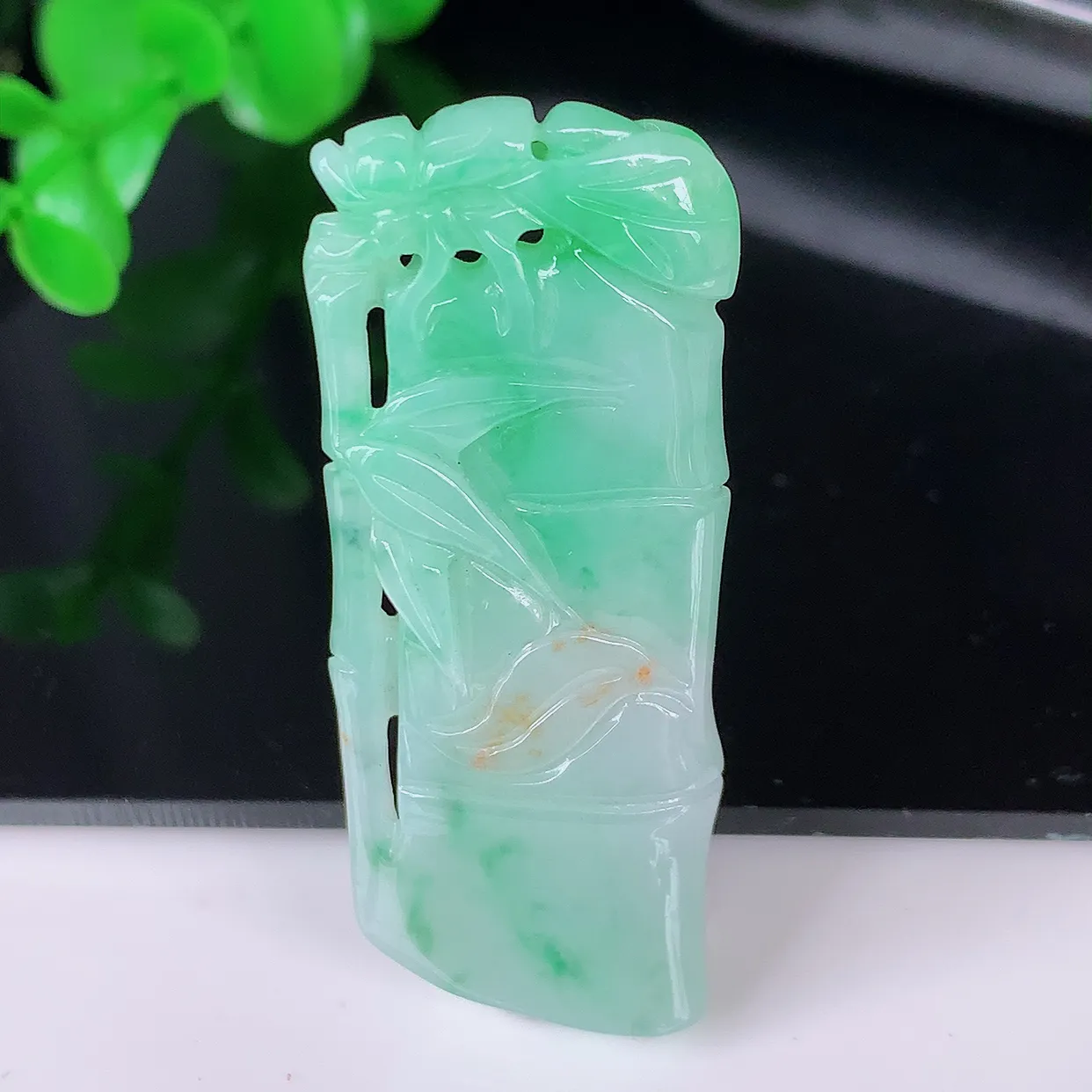自然光实拍，黄加绿竹节翡翠吊坠。竹节寓意“节节高，官运亨通，前程似锦，水润莹泽，清秀高雅，佩戴精美！