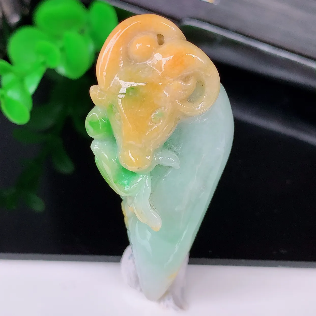 自然光实拍，冰润黄加绿翡翠生肖牛吊坠，种老水足，雕工精湛 ，寓意美好，佩戴时尚出众！#87.10