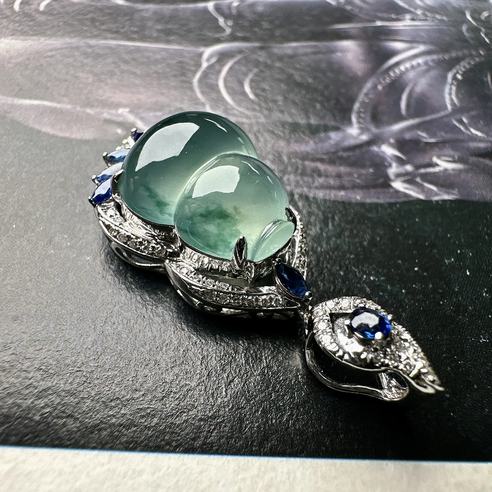 【玻璃种飘花葫芦吊坠】质地清透，冰感十足，18k金钻镶嵌，裸石尺寸12.8*11*4.6毫米