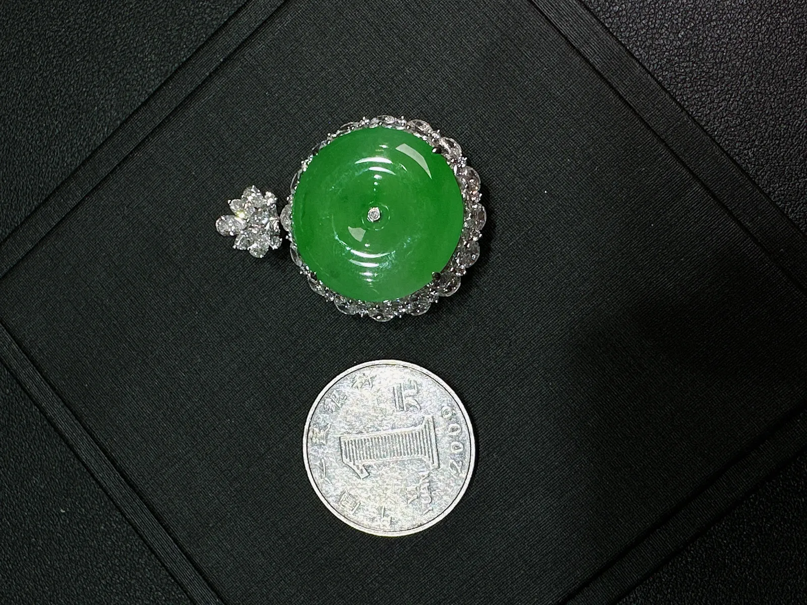 天然缅甸Ａ货翡翠18k金镶嵌
满绿平安扣吊坠 可开盖 c48
