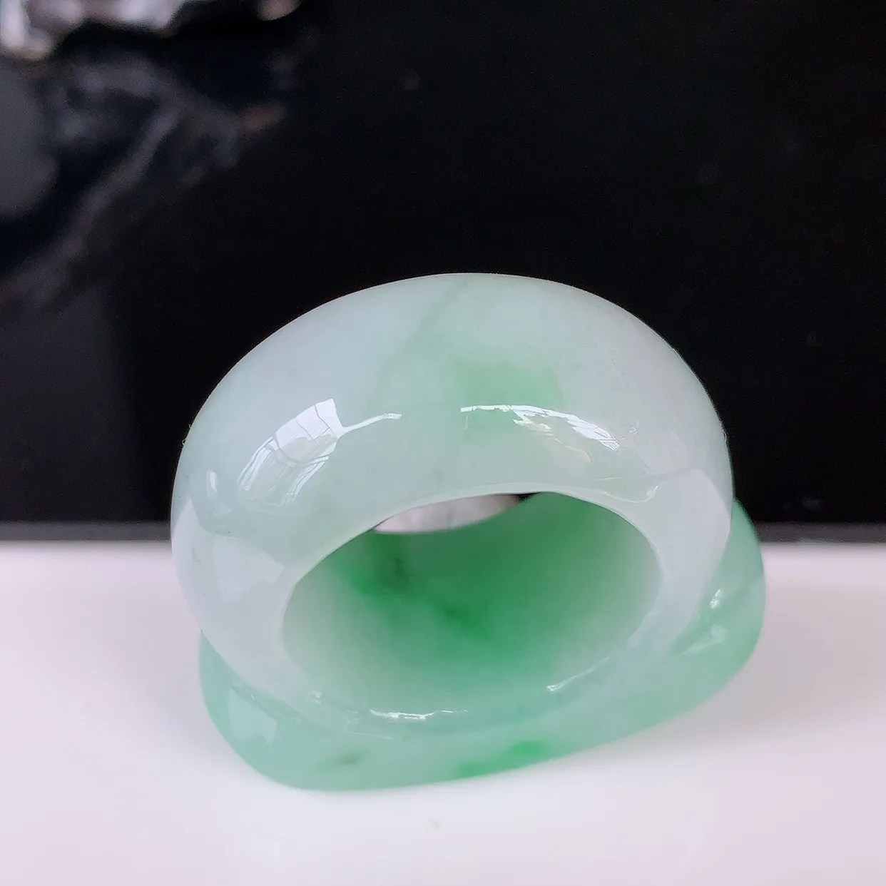 自然光实拍，20.6mm内径飘绿翡翠扳指，冰润指环，玉扳指，财源滚滚，玉质细腻起胶，24圈口，种水好！#3.10