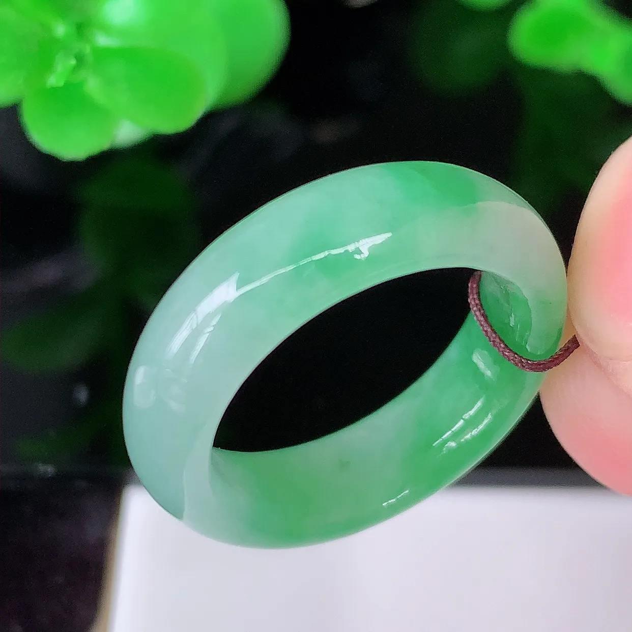自然光实拍，17mm内径冰飘绿翡翠指环，玉戒指，玉质莹润，好精美好冰润的指环，14圈口，上手纤巧！#45.10
