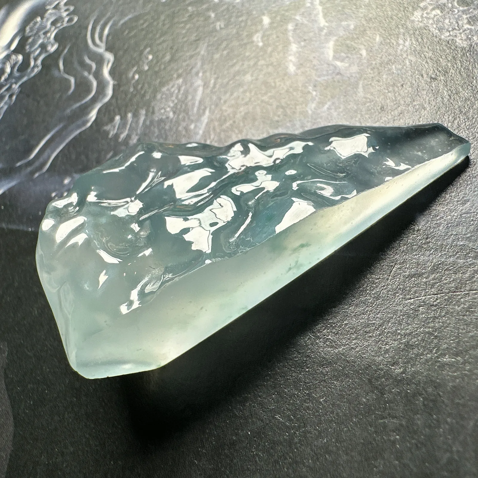 【玻璃种】玻璃种莫西沙材料，冰感十足，起强荧光，可以做个收藏品质的随形吊坠或者水滴。