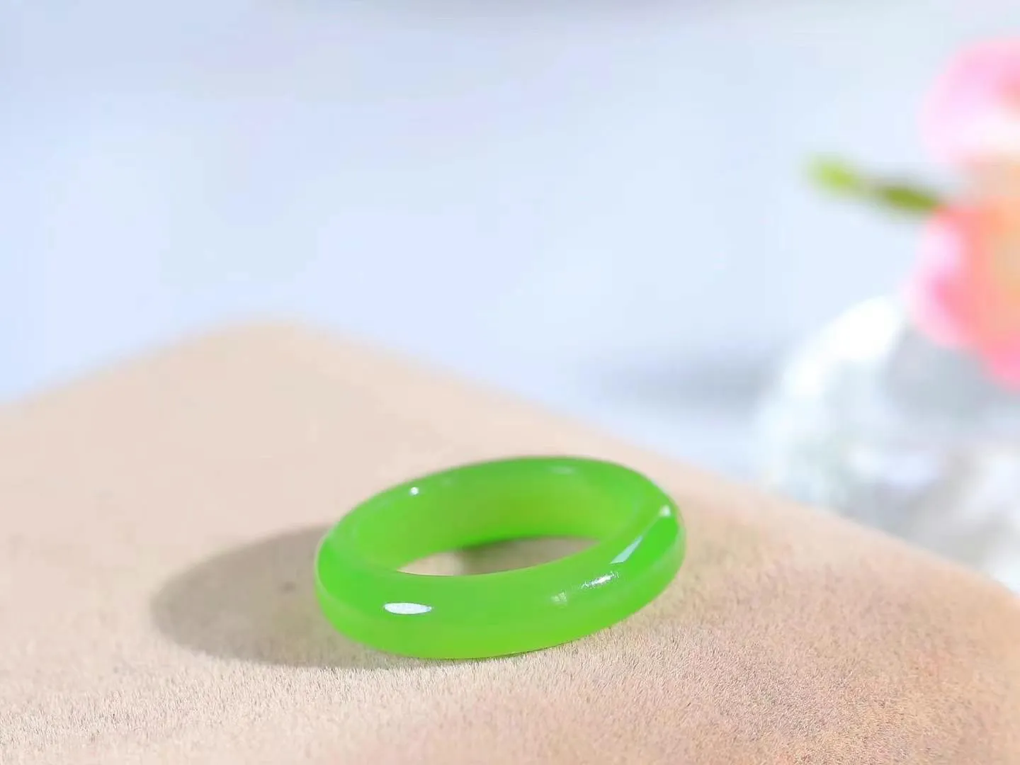 【玉见倾心.戒指】

精品和田玉碧玉苹果绿戒指 玉质细腻温润，油性十足。几经花落去，无可奈流年。如