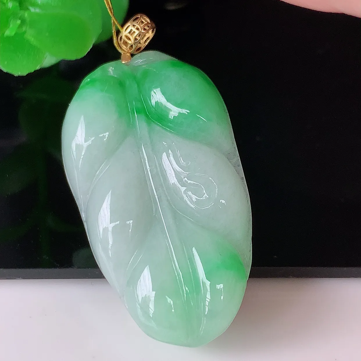 18K金镶嵌冰胶飘阳绿叶子翡翠吊坠 ，种水足，色泽清新，工艺精湛，叶子寓意美好；金枝玉叶，事业有成。#35.10整体42.5裸石36.5*21*5.2