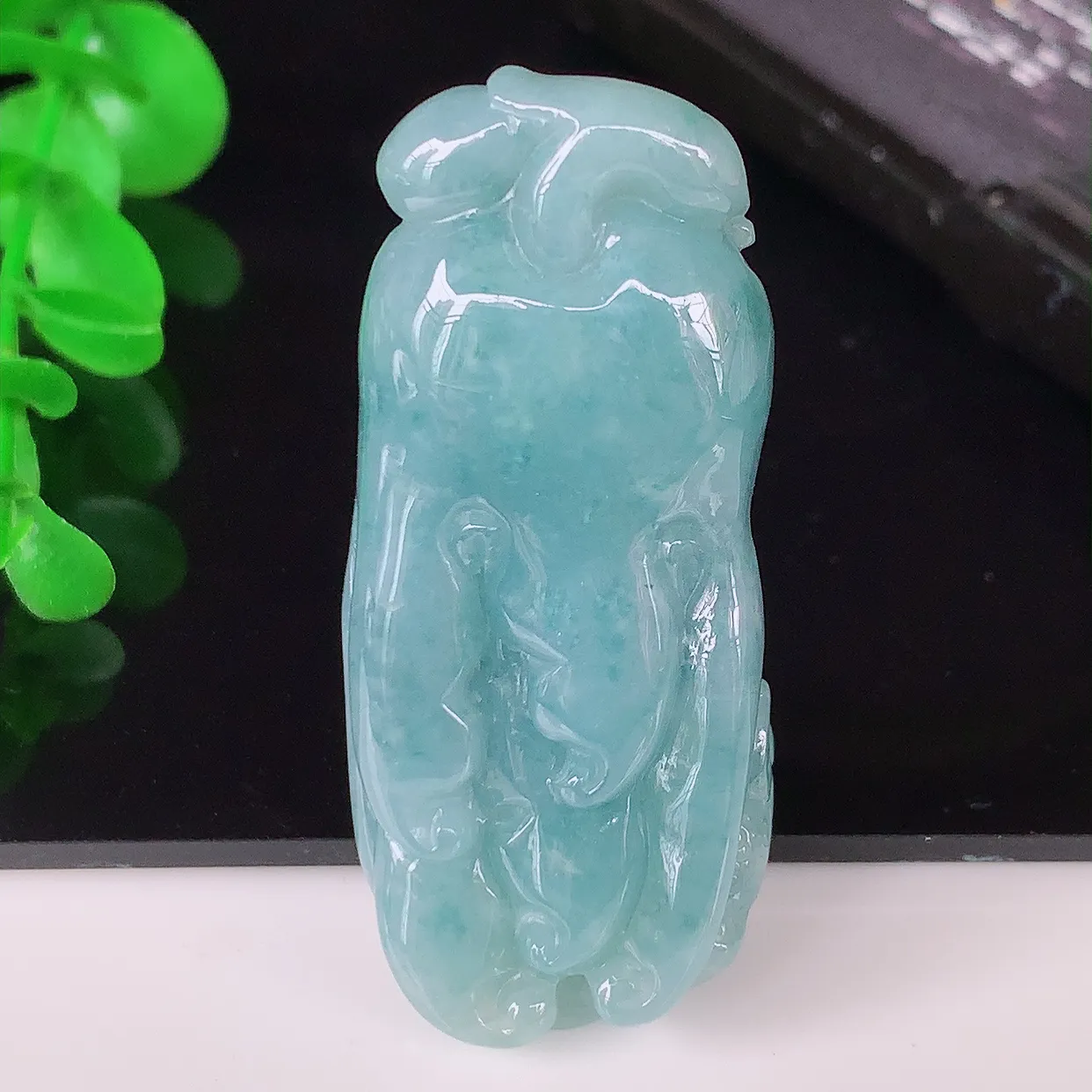自然光实拍，冰润紫罗兰翡翠人生如意人参吊坠，种老水足，雕工精湛 ，寓意美好，佩戴时尚出众！#85.1