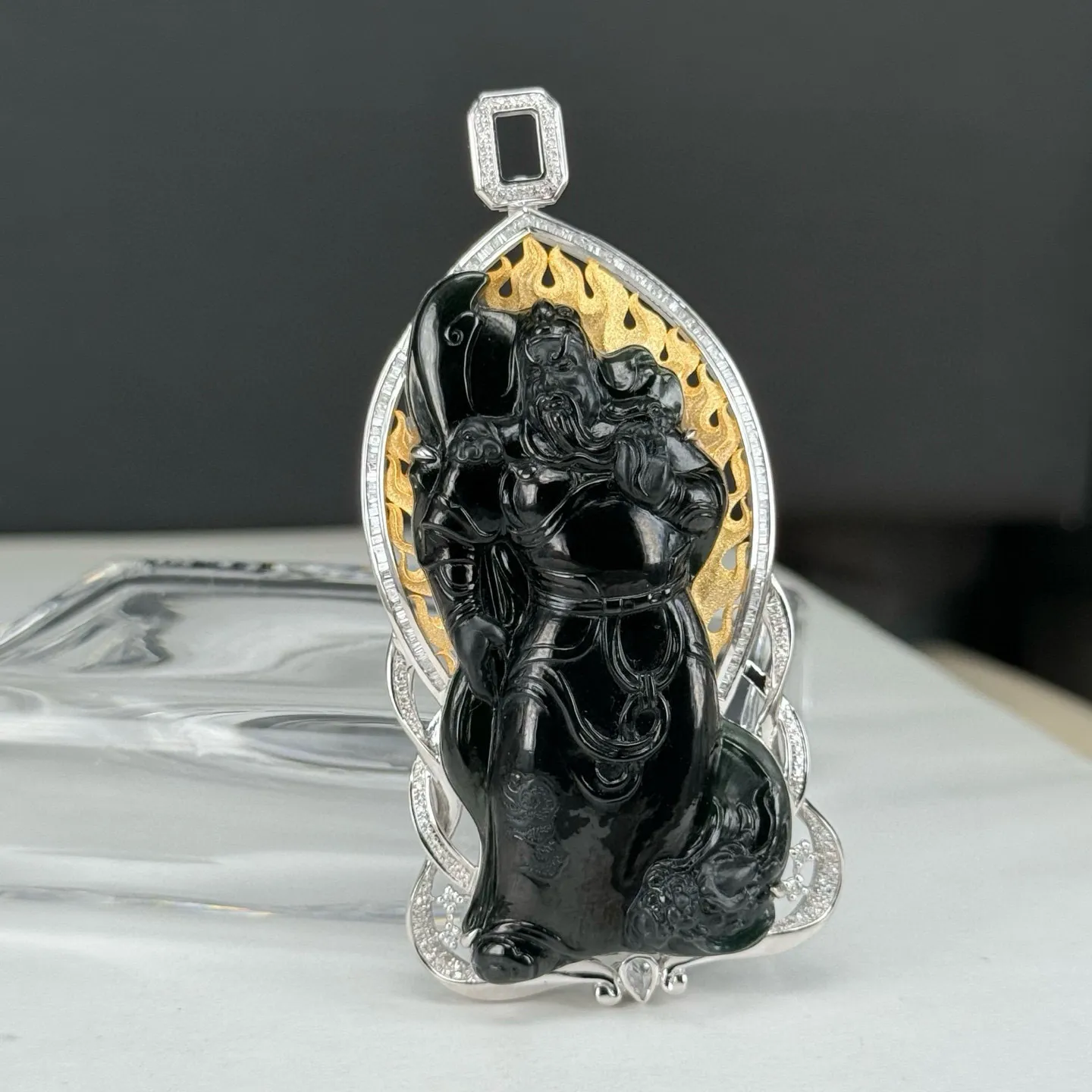精品18k墨翠关公 种好色正 黑度极好 打灯通透 油性十足 尺寸74.2