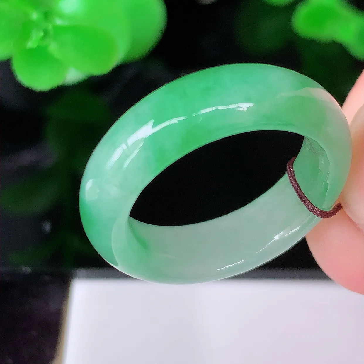 自然光实拍，17mm内径冰飘绿翡翠指环，玉戒指，玉质莹润，好精美好冰润的指环，14圈口，上手纤巧！#45.10