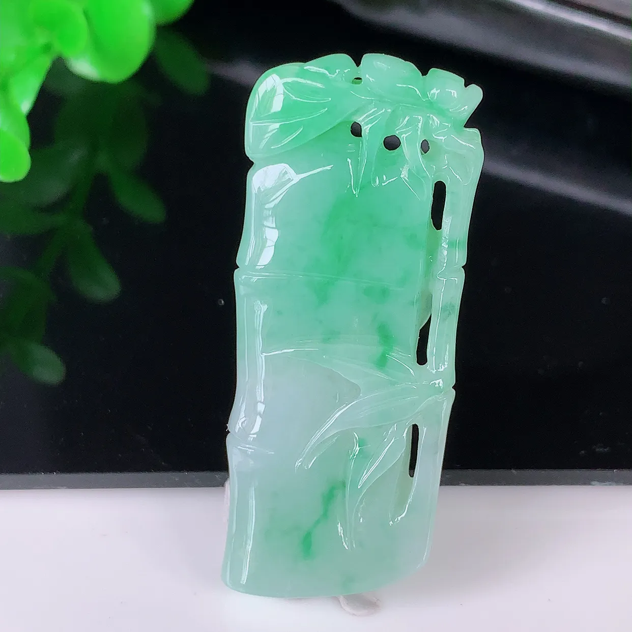 自然光实拍，黄加绿竹节翡翠吊坠。竹节寓意“节节高，官运亨通，前程似锦，水润莹泽，清秀高雅，佩戴精美！#87.10