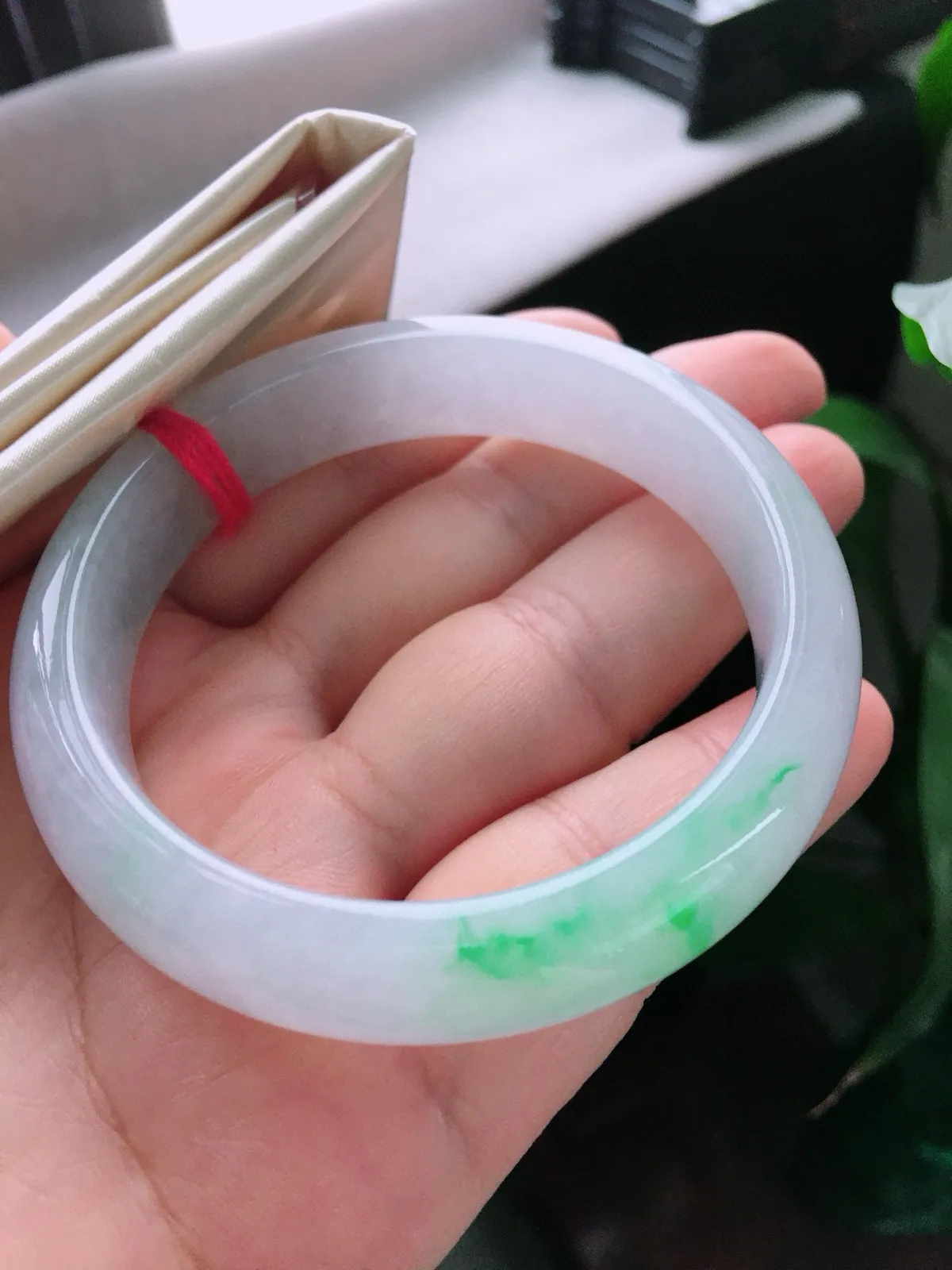 圈口58.5，正圈手镯，飘色花，玉质冰润细腻，尺寸58.5-14.7-8.2mm