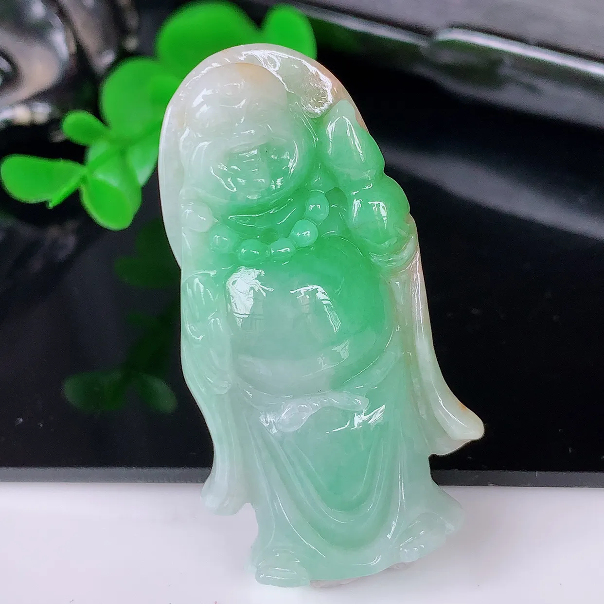 自然光实拍，冰润黄加绿逍遥佛翡翠吊坠，代代有钱，水足丰盈，盈满欢喜，配戴送礼佳品！#87.10