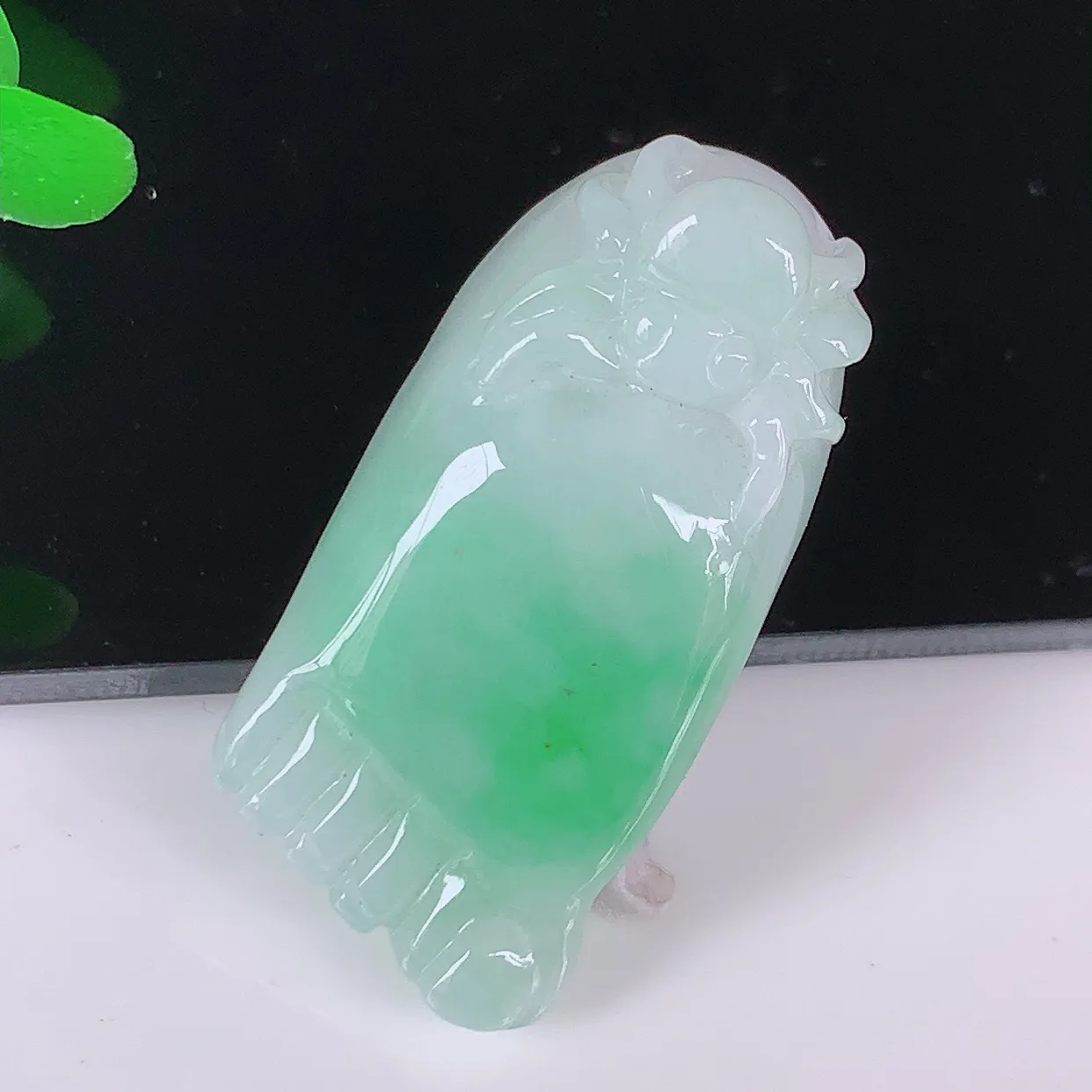 自然光实拍，冰润飘绿翡翠知足常乐吊坠，种老水足，雕工精湛 ，寓意美好，佩戴时尚出众！#87.10