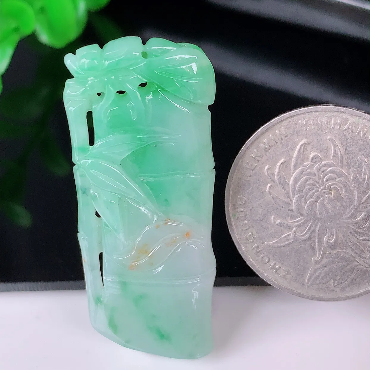 自然光实拍，黄加绿竹节翡翠吊坠。竹节寓意“节节高，官运亨通，前程似锦，水润莹泽，清秀高雅，佩戴精美！#87.10