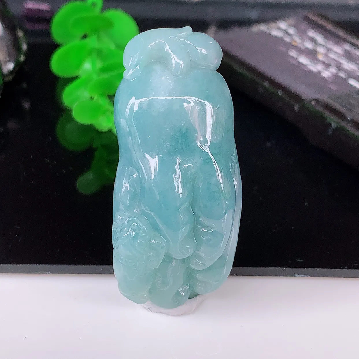 自然光实拍，冰润紫罗兰翡翠人生如意人参吊坠，种老水足，雕工精湛 ，寓意美好，佩戴时尚出众！#85.10