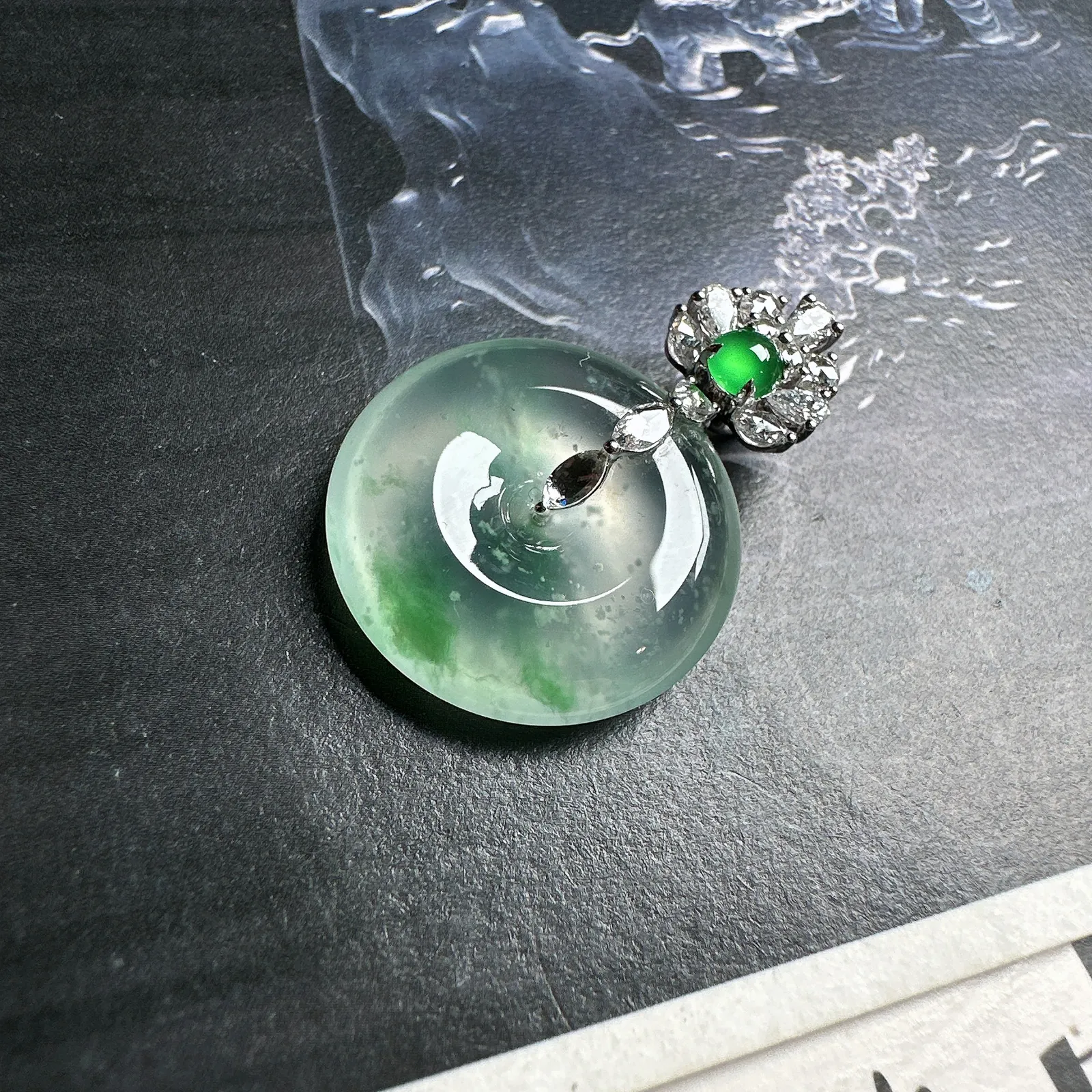 【平安扣】高冰飘花，起光的料子，晶莹剔透，厚度上乘，佩戴佳品。裸石21.3*5.4mm