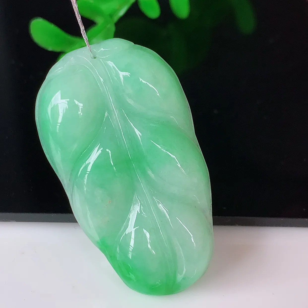 自然光实拍，冰胶飘绿叶子翡翠吊坠 ，种水足，色泽清新，工艺精湛，叶子寓意美好；金枝玉叶，事业有成。#35.10