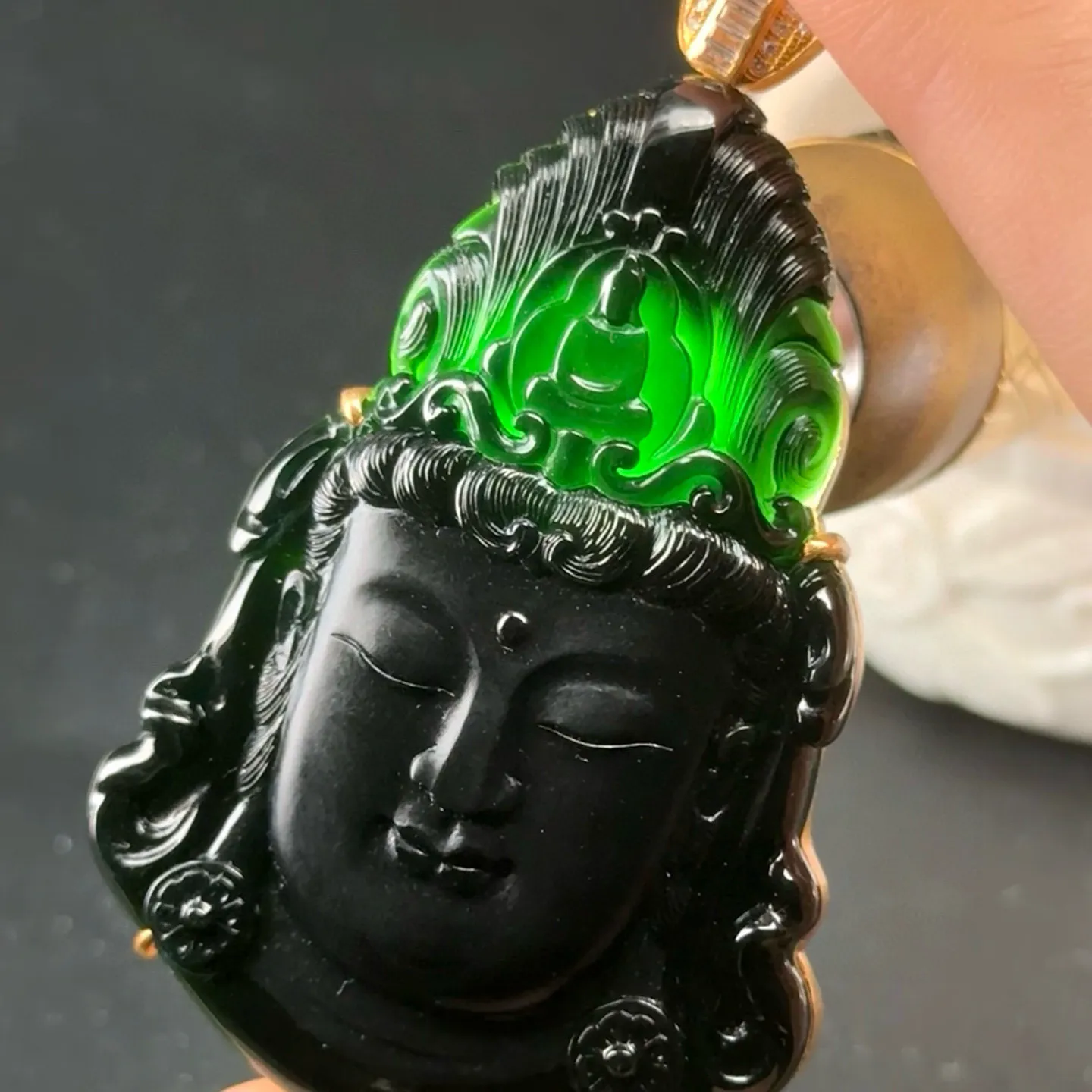 精品18k墨翠观音 种好色正 黑度极好 打灯通透 油性十足 尺寸65.8