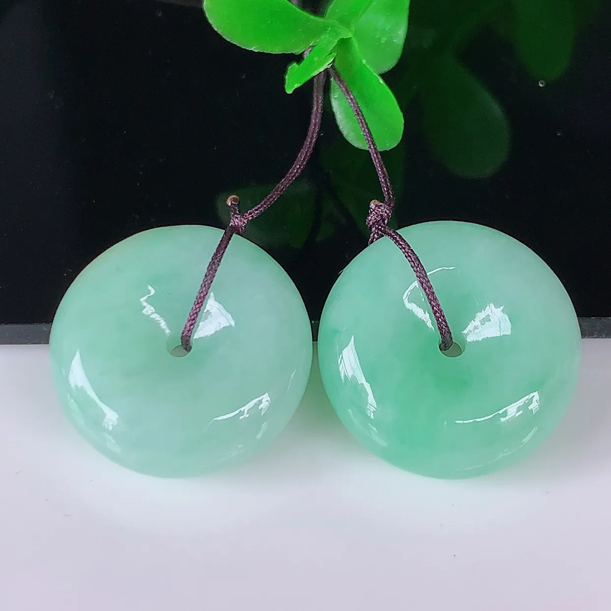 自然光实拍，飘绿一对平安扣翡翠，翠色灵动，玉质细腻，颜色漂亮，品相佳，佩戴佳品！配银线 #49.10