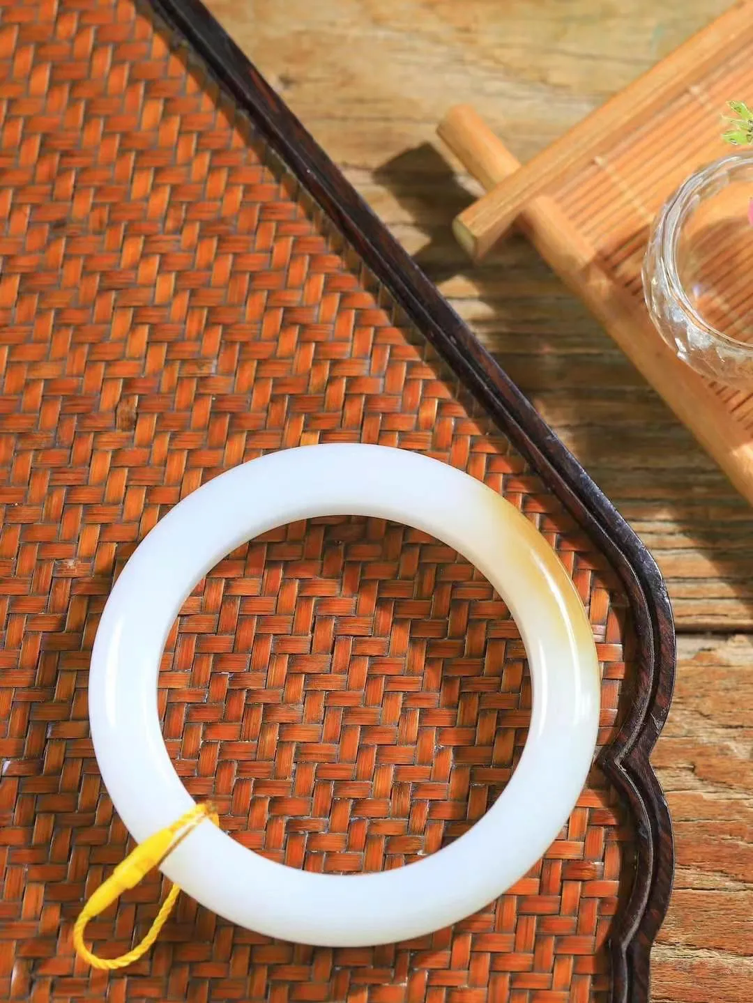 （温柔雅致.手镯）

精品和田玉糖白手镯。镯型饱满，温润细腻，脂润沁香。️执一卷书，沏一盏茶，着一袭裙，戴一只镯。淡淡浅笺，素心若兰，静赏玉中诗画。悠悠岁月，芊手轻摘，盛满诗样芳华。重69克   尺寸58-12.7-10.5mm    FDL-99701022