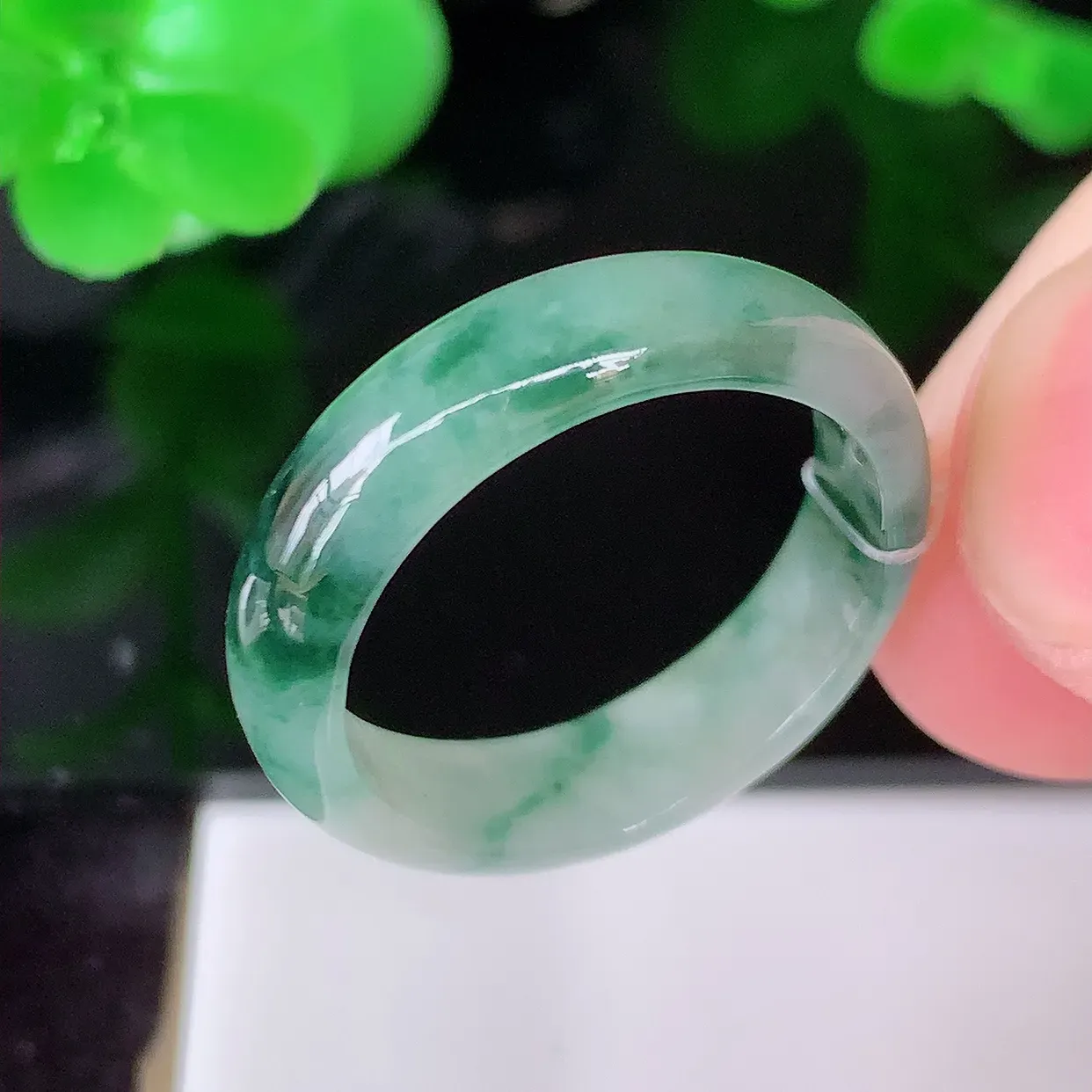自然光实拍，18mm内径飘花翡翠指环，玉戒指，玉质莹润，好精美好冰润的指环，17圈口，上手纤巧！#4
