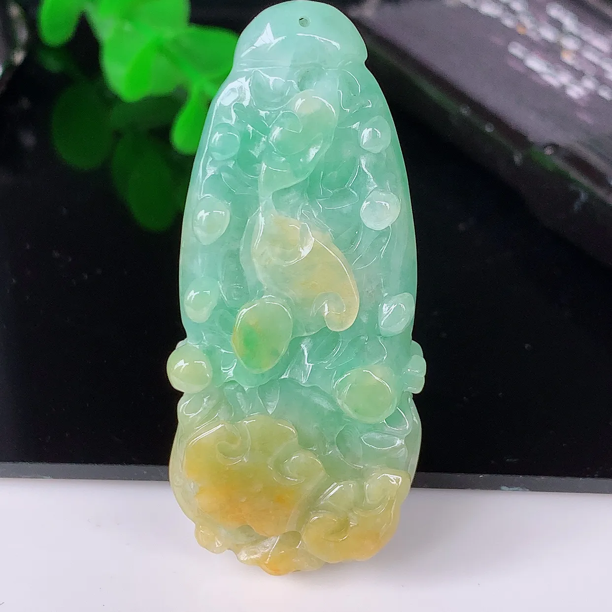 自然光实拍，冰润黄加绿招百财翡翠白菜吊坠，百财聚来，财源滚滚，色泽鲜艳，精工水润的白菜，性价比高！#