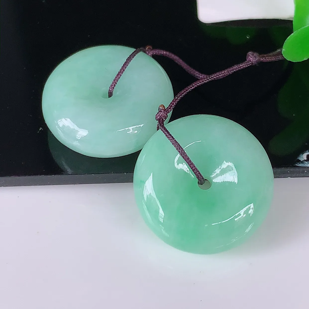 自然光实拍，飘绿一对平安扣翡翠，翠色灵动，玉质细腻，颜色漂亮，品相佳，佩戴佳品！配银线 #49.10