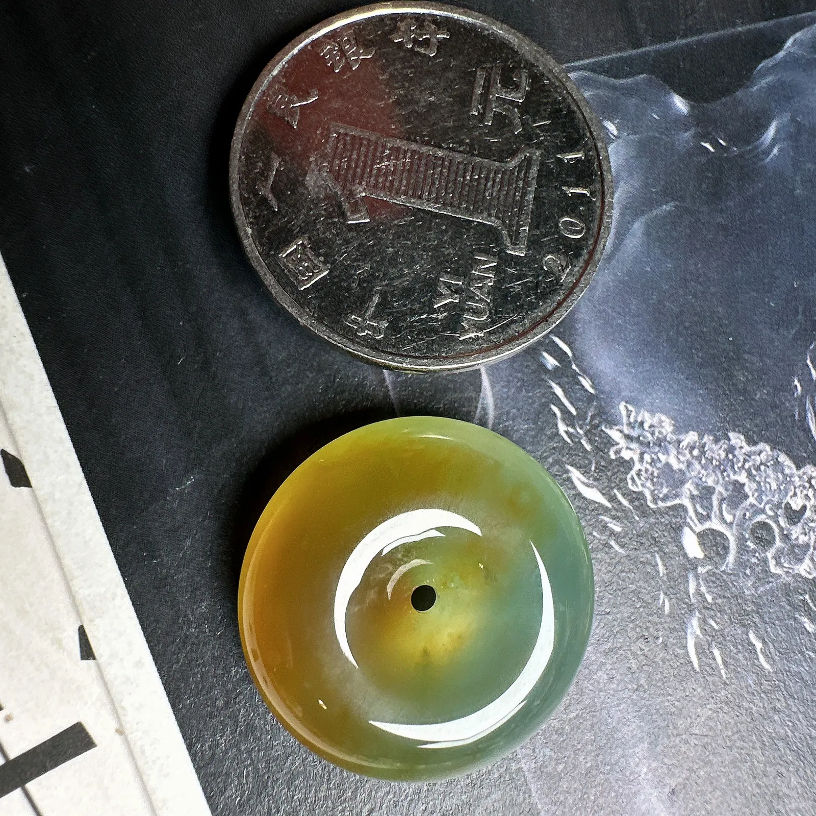 【鸡油黄】油润度冰度十足的平安扣，厚度比例好，底子很细润，特色件，难得一见。